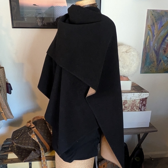 Reversible Cape - Picture 3 of 3